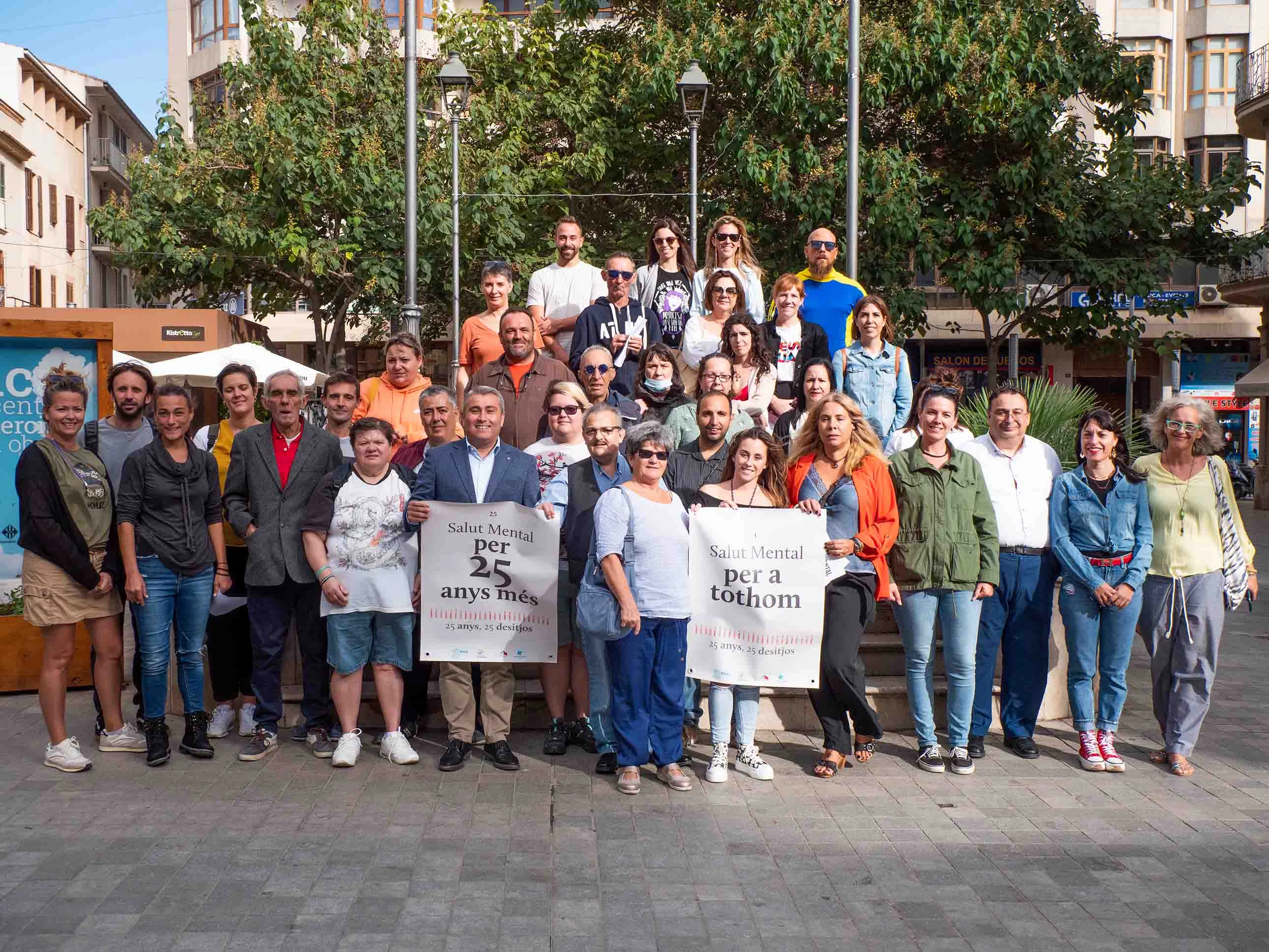 Las calles de Inca se llenan de deseos por la salud mental con la exposición "25 años, 25 deseos" que conmemora el aniversario de la Fundació Es Garrover