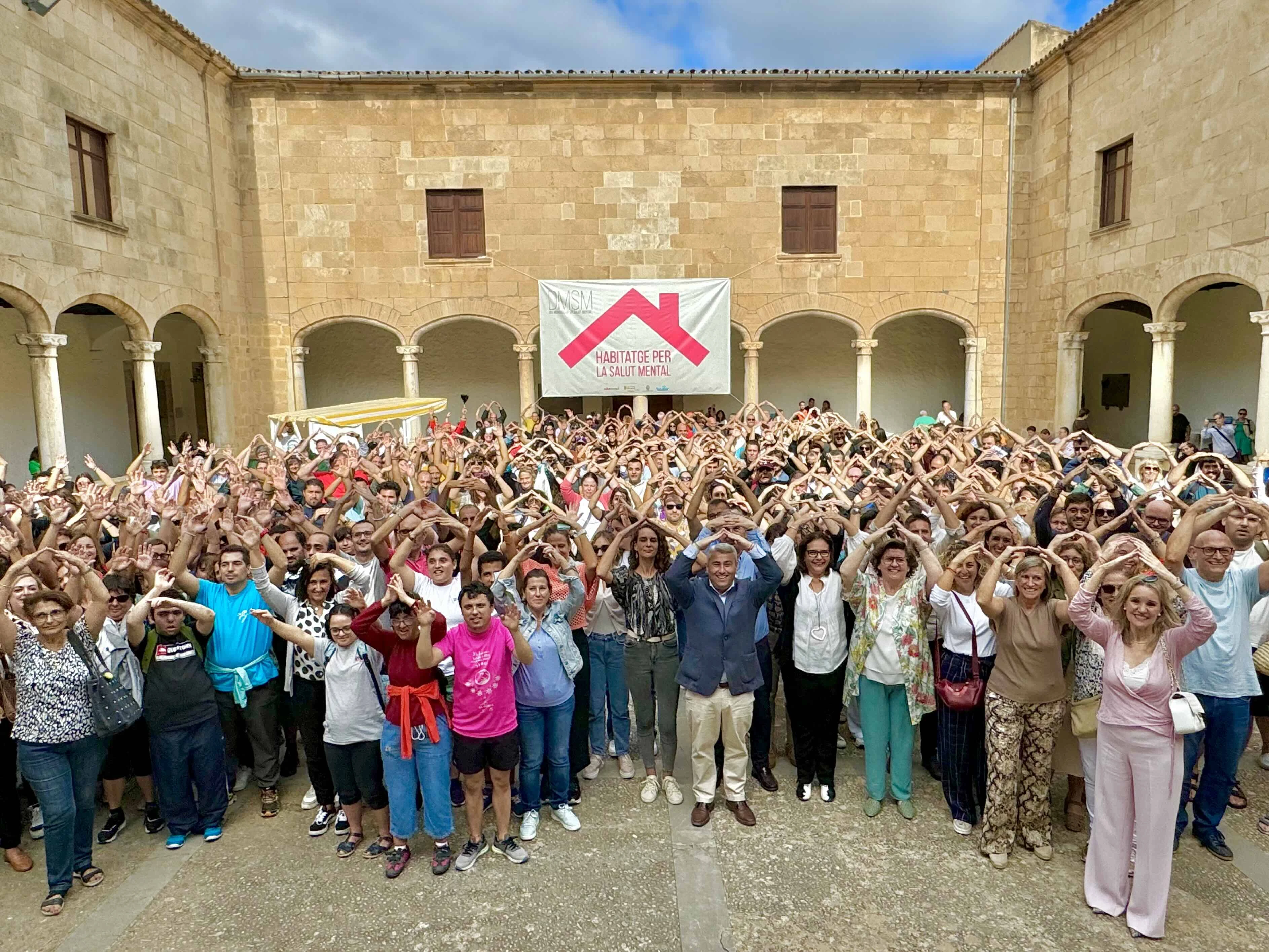Más de 500 personas reivindican el derecho a la vivienda en el acto del Día Mundial de la Salud Mental