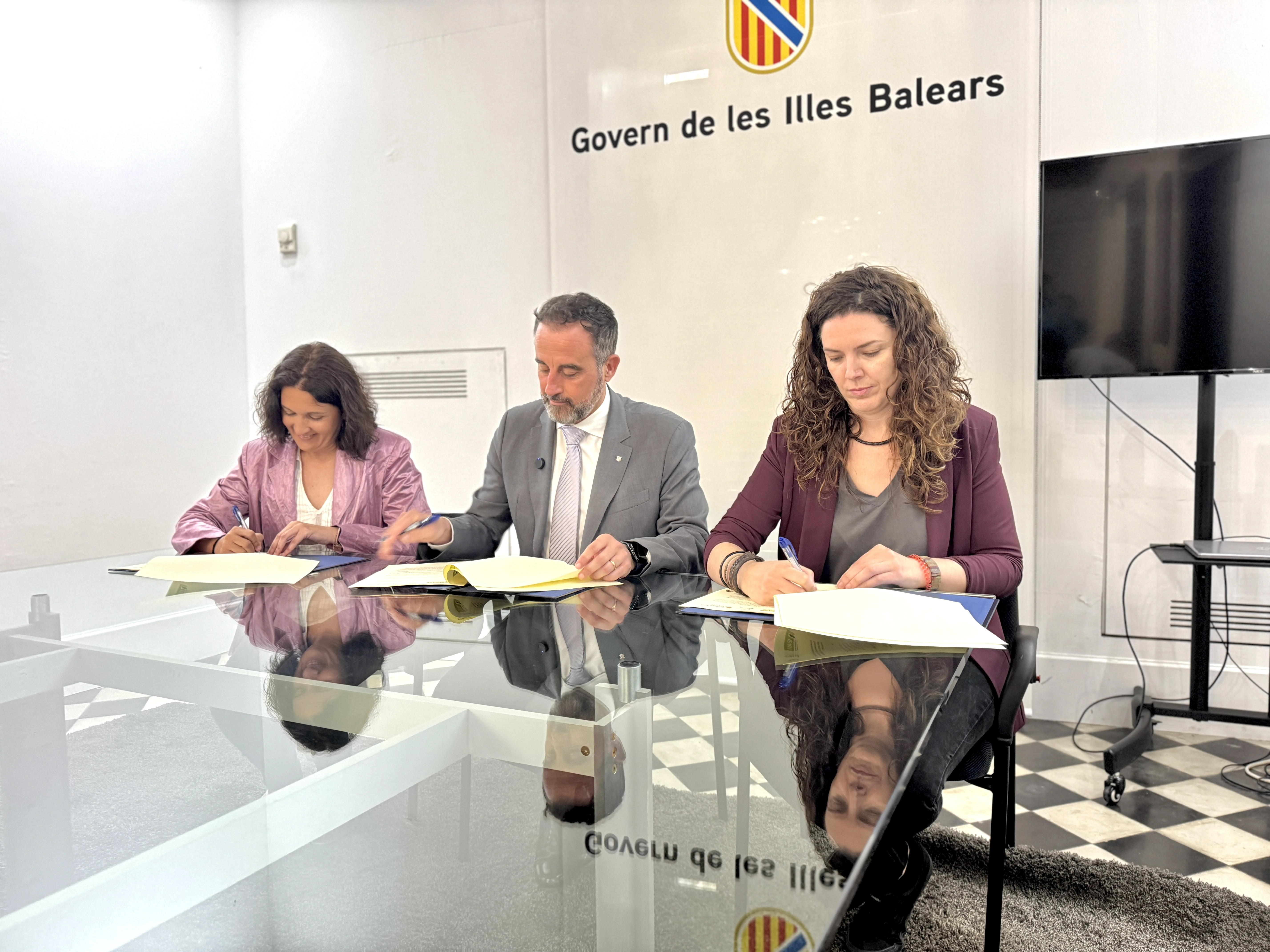 L’IBAVI cedeix dos habitatges a la Fundació Es Garrover per a dones víctimes de violències masclistes 