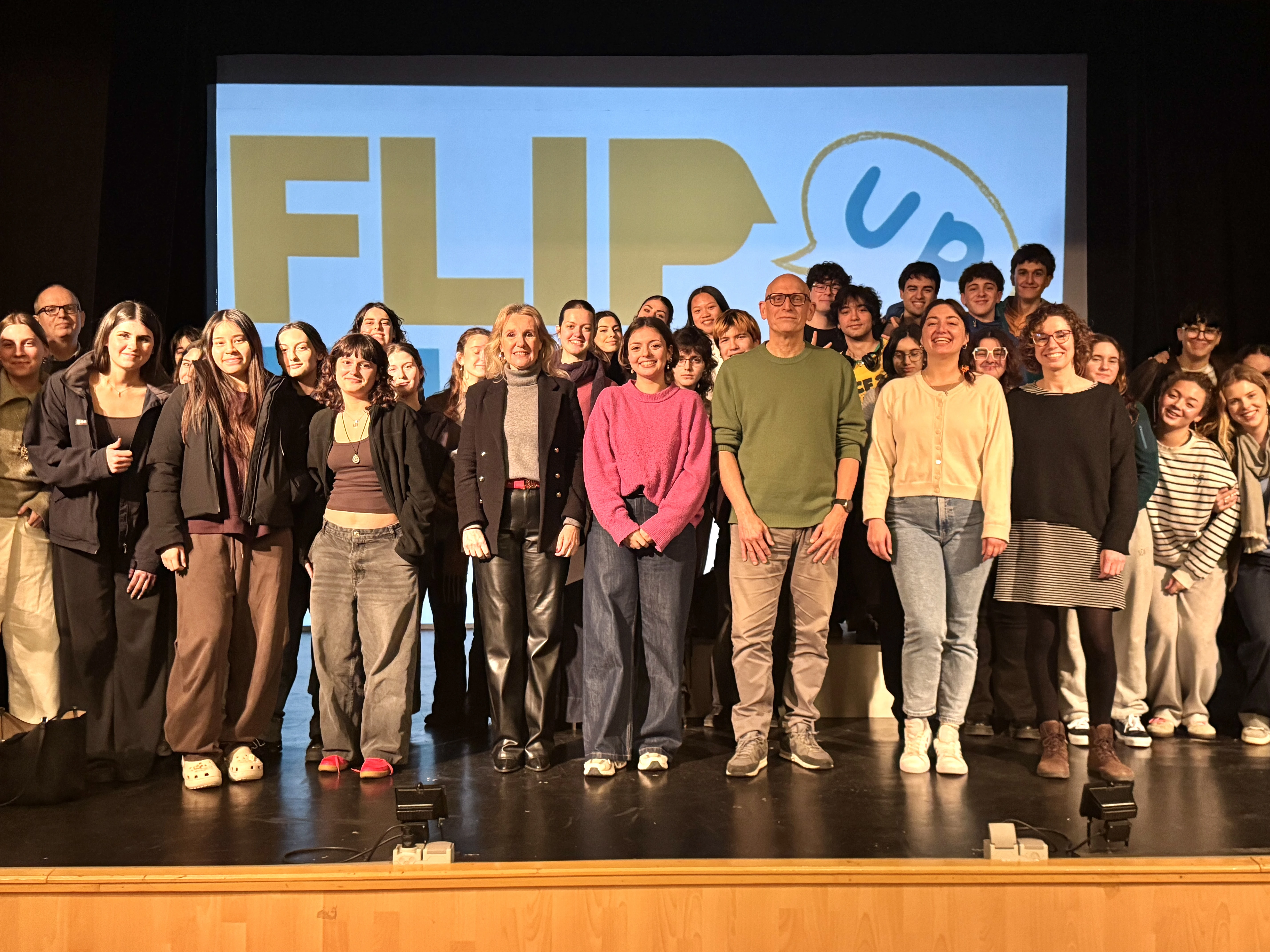 El alumnado del IES Josep Maria Llompart presenta el nuevo logotipo de “Flip Up. Da la vuelta a tus emociones”, el programa de 3 Salut Mental y el Consell de Mallorca